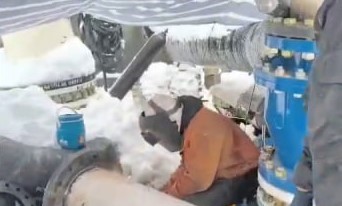 ایستاده در دل برف و باران؛ جهادگران آب‌رسانی؛ راه را بر تشنگی بانه می‌بندند